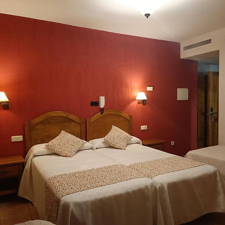 Hostal Decerca Prádena الغرفة الصورة