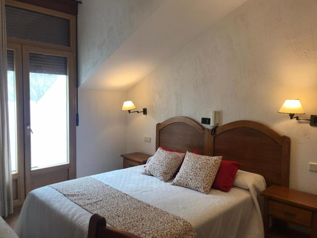 Hostal Decerca Prádena الغرفة الصورة