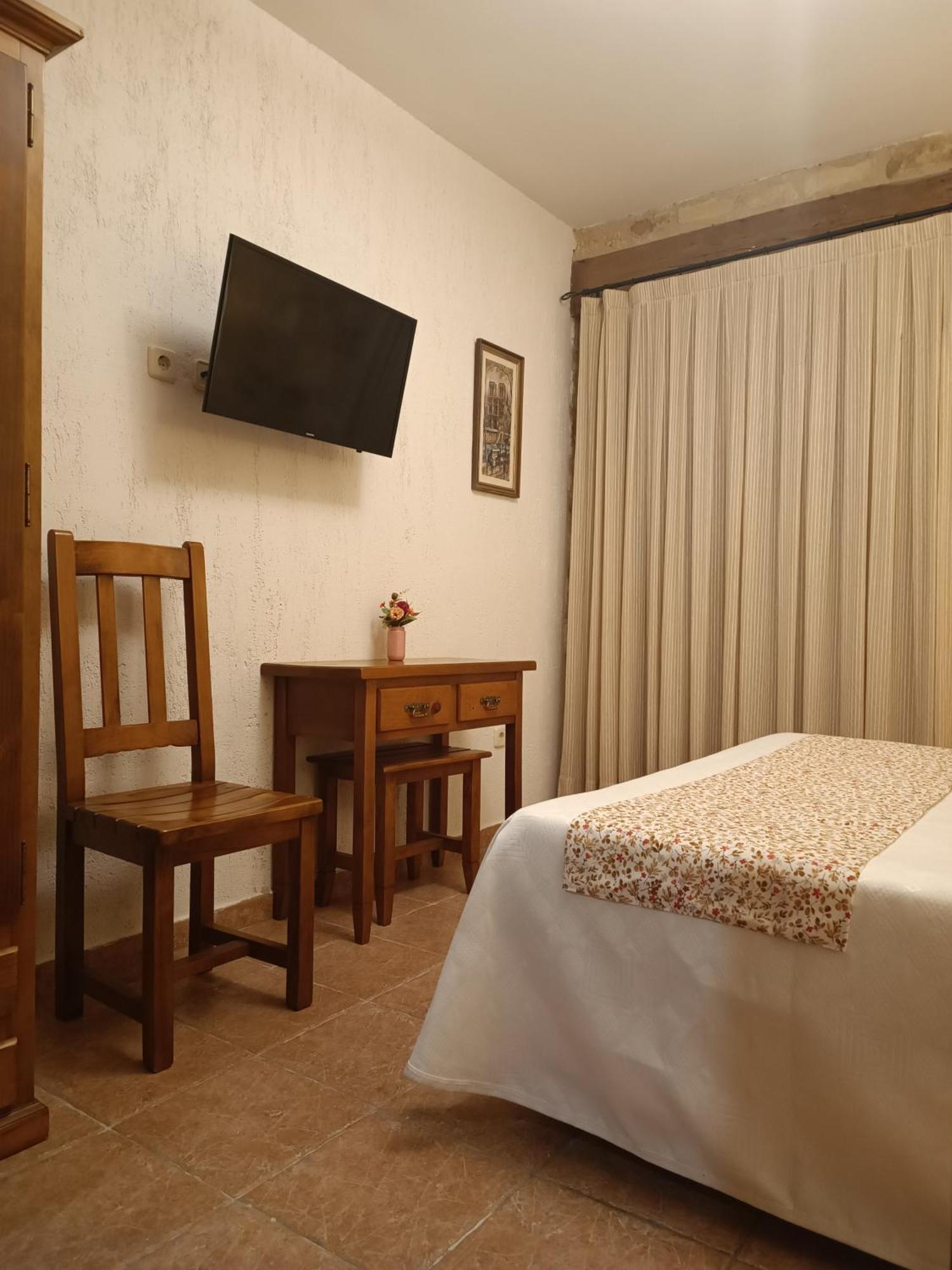 Hostal Decerca Prádena الغرفة الصورة