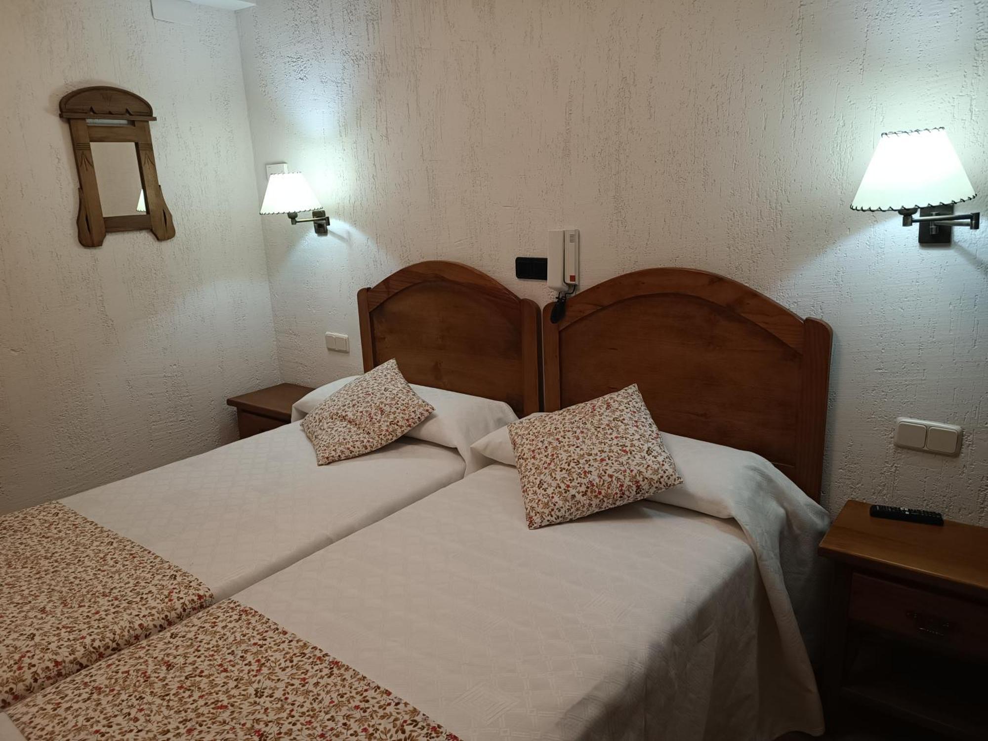 Hostal Decerca Prádena الغرفة الصورة